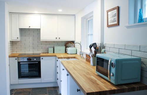 Truro Cabaña | FAL RIVER COTTAGE, pet friendly, with a garden in Malpas, Cornwall