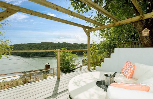 Truro Cabaña | FAL RIVER COTTAGE, pet friendly, with a garden in Malpas, Cornwall