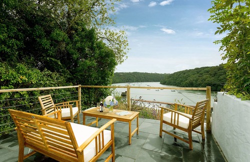 Truro Cabaña | FAL RIVER COTTAGE, pet friendly, with a garden in Malpas, Cornwall
