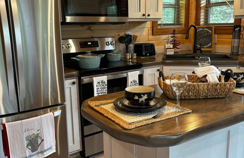 Tennga Cabina | Falcons Nest cabin with AC and WiFi in enchanting Calhoun TN