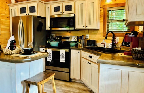 Tennga Cabina | Falcons Nest cabin with AC and WiFi in enchanting Calhoun TN