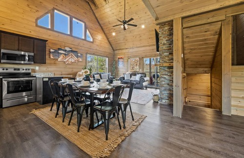 Sevierville Cabina | Views! Saltwater Pool, Hot Tub & Game Room, Dogs!