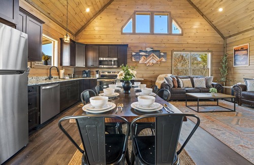 Sevierville Cabina | Views! Saltwater Pool, Hot Tub & Game Room, Dogs!