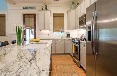 Cottage District Casa | 143 Dandelion Dr ~ Cottage District! Al otro lado de las canchas de tenis! ¡Parrilla de gas!