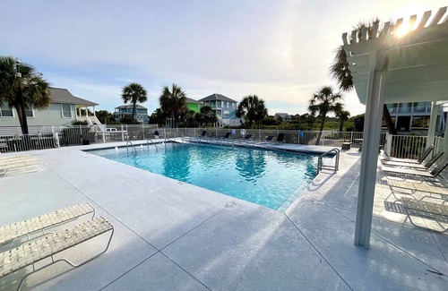 Surf Side Shores Casa | Beachfront Pet Friendly Duplex - Pools and Tennis