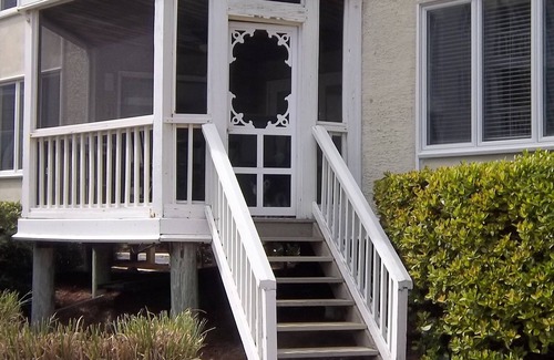 Isle of Palms Condominio | Los días y noches de otoño todavía requieren chanclas en Hannah's Cabana. Frente al mar!