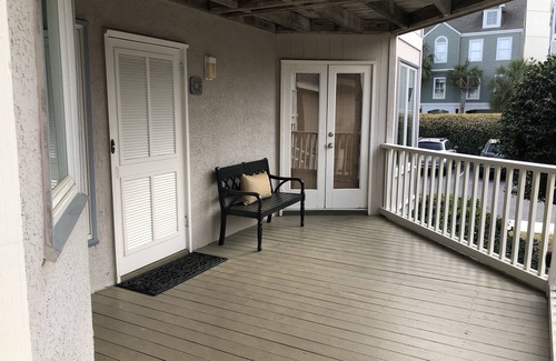 Isle of Palms Condominio | Los días y noches de otoño todavía requieren chanclas en Hannah's Cabana. Frente al mar!