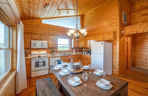 Sevierville Cabina | Fall DEAL! Hillside Mountain Views & Hot Tub!