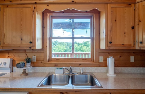 Sevierville Cabina | Fall DEAL! Hillside Mountain Views & Hot Tub!