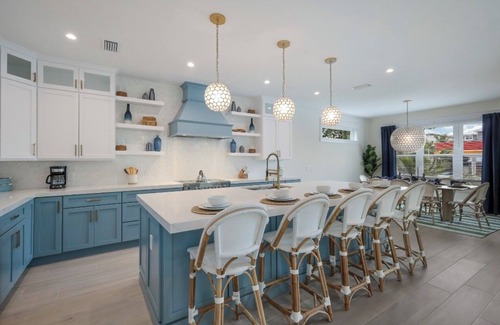 Bradenton Beach Casa | Fall discounts! Spacious 7-bedroom house in charming Bradenton Beach!
