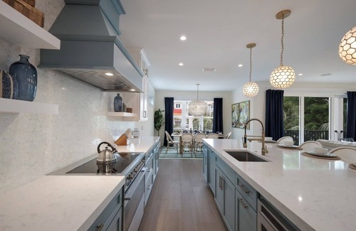 Bradenton Beach Casa | Fall discounts! Spacious 7-bedroom house in charming Bradenton Beach!