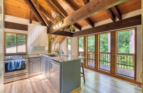 Beaverton Cabina | Summer Getaway Deals! Secluded 5BR Cabin Near Portland Fun