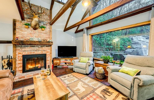 Franklin Casa | Fall Foliage Paradise Cabin with Creek and Game Room