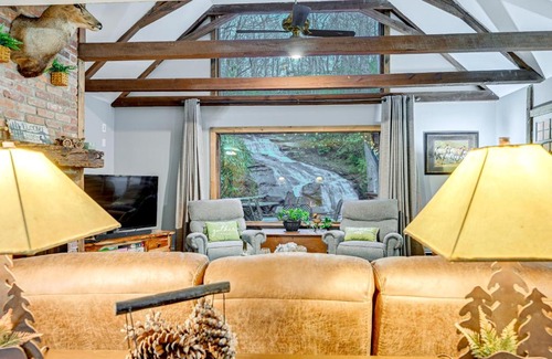 Franklin Casa | Fall Foliage Paradise Cabin with Creek and Game Room