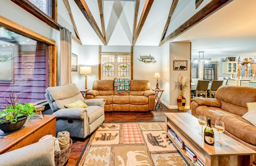Franklin Casa | Fall Foliage Paradise Cabin with Creek and Game Room