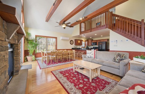 Lake Harmony Estates Casa | Reunions,Ski,Snowboard,Fish,Golf,Watersports,Lake/Beach,Tennis,Pickleball,HotTub