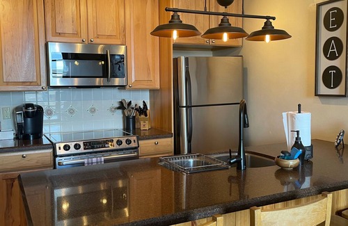 Downtown Asheville Condominio | 🔥AUGUST SALE🔥 AVL gem in the ❤️of downtown! Easy walk to many venues! Come stay!