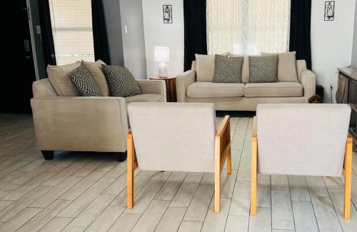 Rosenberg Casa | Fall Getaway- spacious, pet friendly & event ready