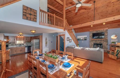 Townsend Cabina | Golf Course-Resort Pool-2 King Suites-Scenic Cabin in Townsend, TN River Tubing-6mi to National Park