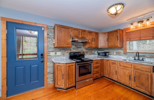 Townsend Cabina | Golf Course-Resort Pool-2 King Suites-Scenic Cabin in Townsend, TN River Tubing-6mi to National Park