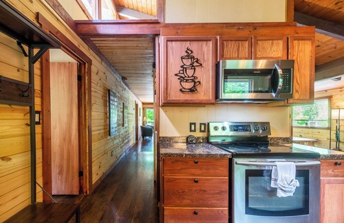 Sevierville Cabina | No Pet Fees!! Secluded, family friendly, Mountain Cabin with Hot Tub