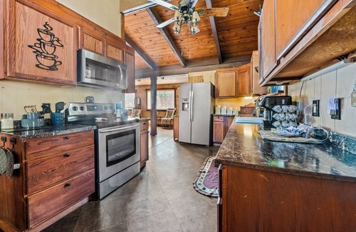 Sevierville Cabina | No Pet Fees!! Secluded, family friendly, Mountain Cabin with Hot Tub