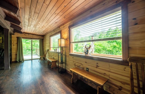 Sevierville Cabina | No Pet Fees!! Secluded, family friendly, Mountain Cabin with Hot Tub