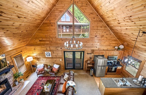 Sevierville Cabina | Boutique Log Cabin+Hot Tub+Pool+Dollywood Close+Fireplace+Game Loft+Deck Views!