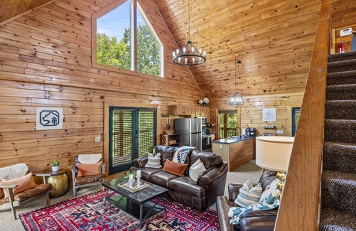 Sevierville Cabina | Boutique Log Cabin+Hot Tub+Pool+Dollywood Close+Fireplace+Game Loft+Deck Views!