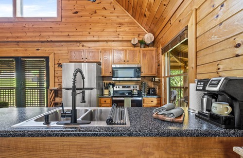 Sevierville Cabina | Boutique Log Cabin+Hot Tub+Pool+Dollywood Close+Fireplace+Game Loft+Deck Views!