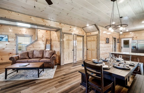 Sevierville Cabina | Spacious Yard + Hot Tub + Fire Pit | Smoky Cabin
