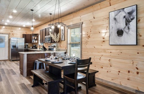 Sevierville Cabina | Spacious Yard + Hot Tub + Fire Pit | Smoky Cabin