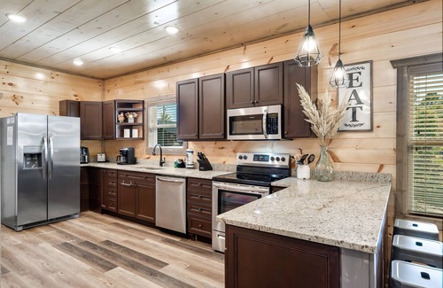 Sevierville Cabina | Spacious Yard + Hot Tub + Fire Pit | Smoky Cabin