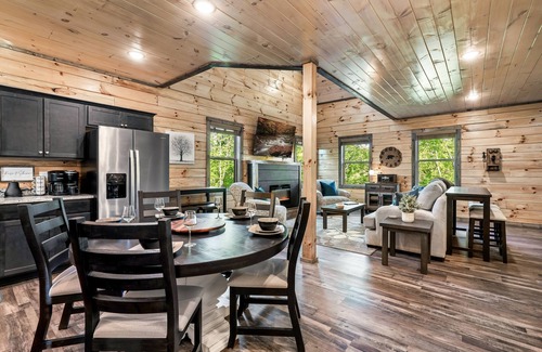 Sevierville Cabina | New Premium Log Cabin in the Smokies Amazing Amenities Indoor Pool Sauna Jacuzzi