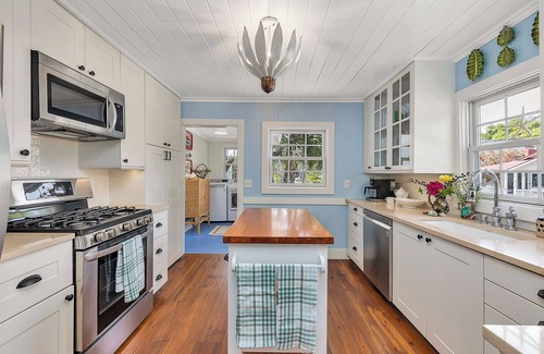 Demere Park Casa | Steps to Sand & Seafood Charming Cottage + Private Pool