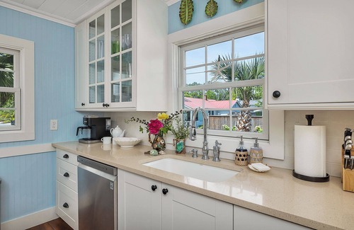 Demere Park Casa | Steps to Sand & Seafood Charming Cottage + Private Pool