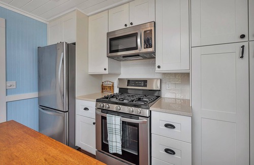 Demere Park Casa | Steps to Sand & Seafood Charming Cottage + Private Pool