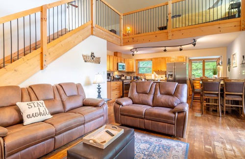 Wears Valley Cabina | August-September Sale - Mountain view, theater, game room & hot tub near park!