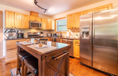 Wears Valley Cabina | August-September Sale - Mountain view, theater, game room & hot tub near park!