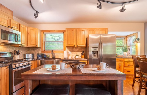 Wears Valley Cabina | August-September Sale - Mountain view, theater, game room & hot tub near park!