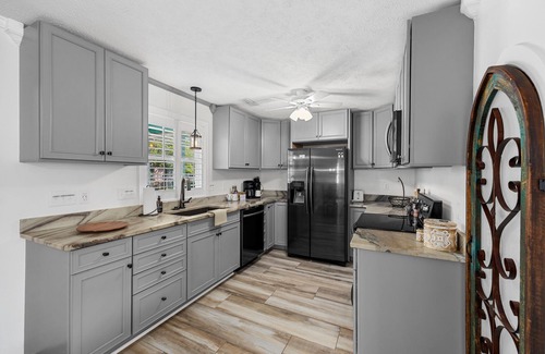 Windy Hill Casa | Fall Sale | Dog Friendly | 3 Min Walk to the Sand | Ocean View