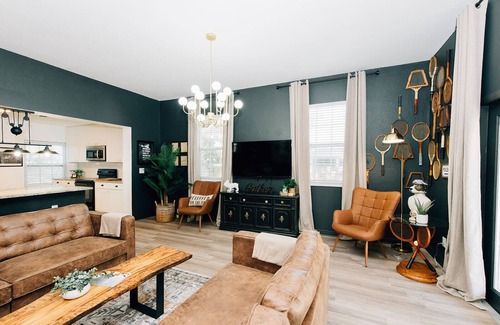 Riverside Heights Casa | FREE NIGHT: Private Pickleball court! Pets Welcome -Near to Armature Works