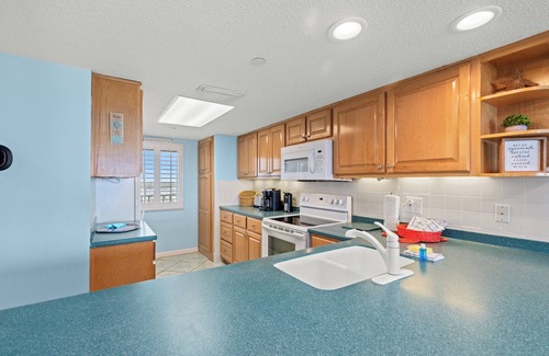 Lower Grand Lagoon Condominio | Fall Special! Commodore 1306 Top-Floor Condo with Stunning Gulf Views