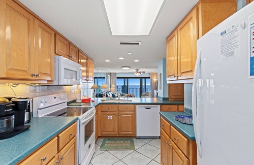 Lower Grand Lagoon Condominio | Fall Special! Commodore 1306 Top-Floor Condo with Stunning Gulf Views