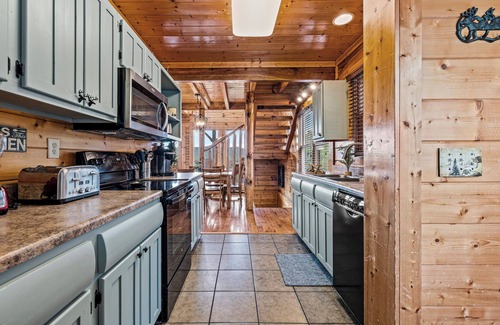 Gatlinburg - Pigeon Forge Cabina | Summer & Fall Specials - Amazing Mountain Views - Family and Pet Friendly!