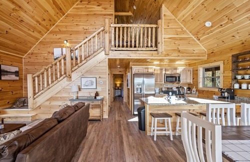 Sevierville Cabina | Summer Specials Smoky Mtn Retreat: Game Room/Hot Tub