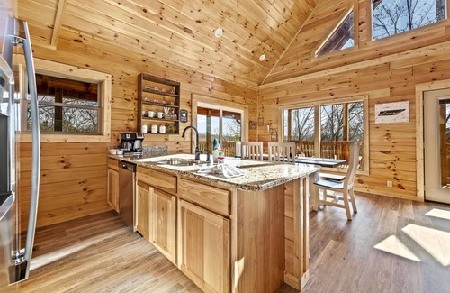Sevierville Cabina | Summer Specials Smoky Mtn Retreat: Game Room/Hot Tub
