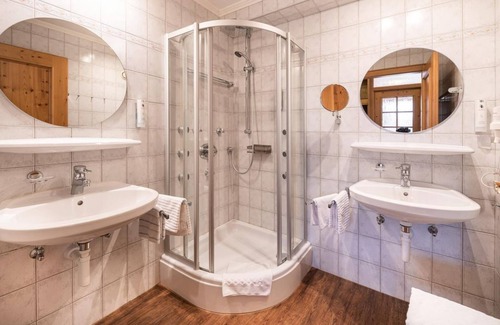 Schonbach Cama Y Desayuno | Habitación familiar con ducha, WC - tartamudeo, casa de huéspedes