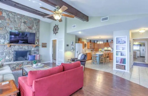 Azle Casa | Fam Friendly Eagle Mt. Lakehouse, Waterfront