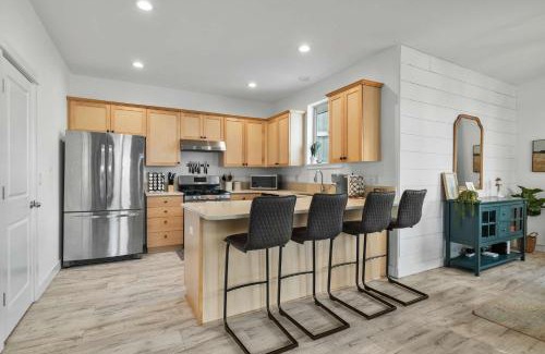 Old Farm District Casa | Fam-Friendly- Hot-tub - 30min to MT Bachelor